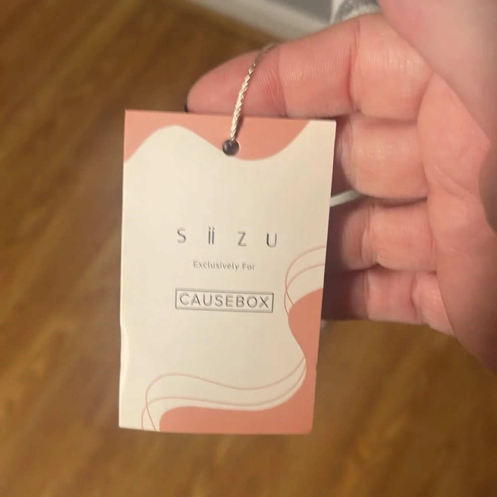 Siizu Causebox Collaboration NWT ladies 100% Viscose fringe wrap.